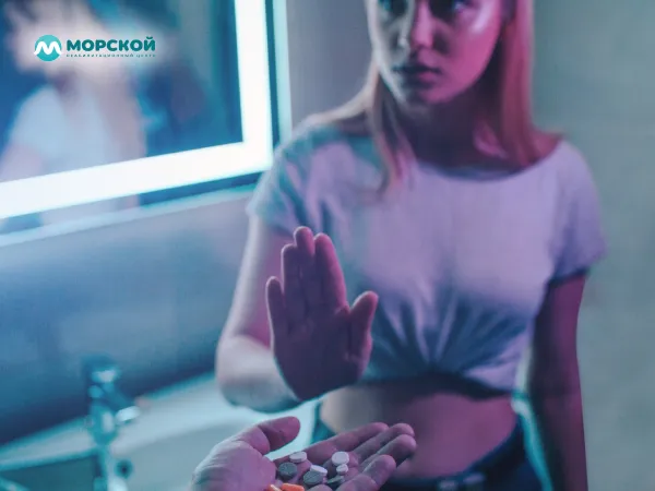 Девушка отказывается от психотропных веществ Девушка отказывается от наркотических веществ